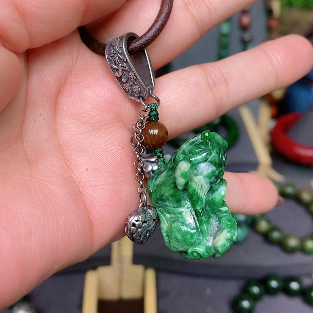 翡翠颈饰未镶嵌漂亮美眉