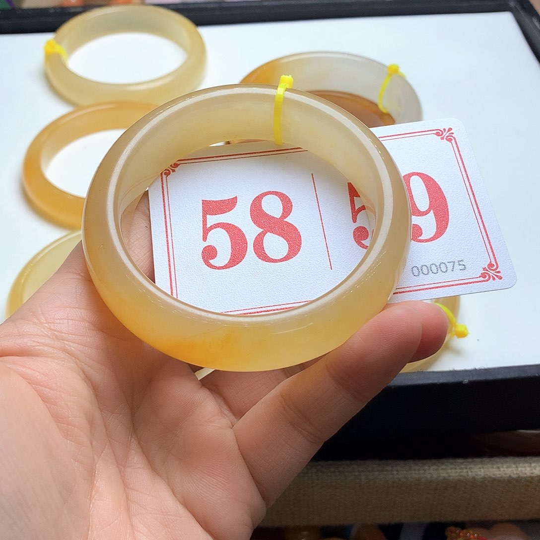 未镶嵌石英质玉（黄龙玉）手镯B***星