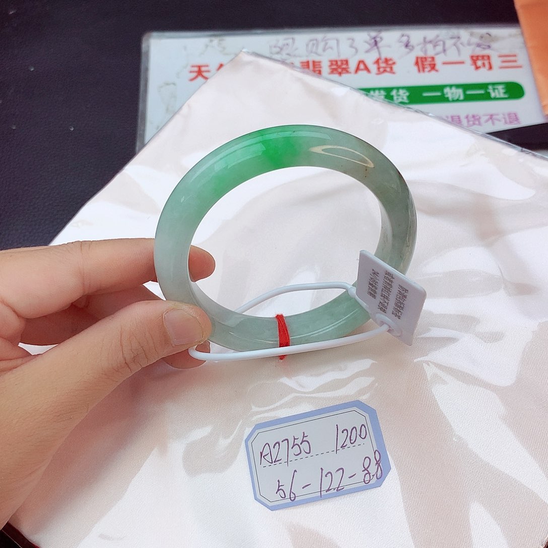 翡翠手镯未镶嵌翡翠