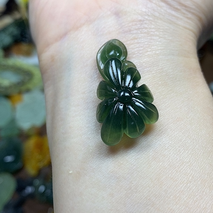 蛇纹石玉吊坠未镶嵌