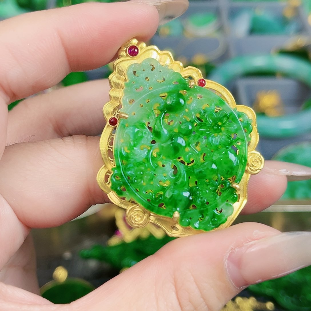 翡翠颈饰18K金镶嵌吊坠