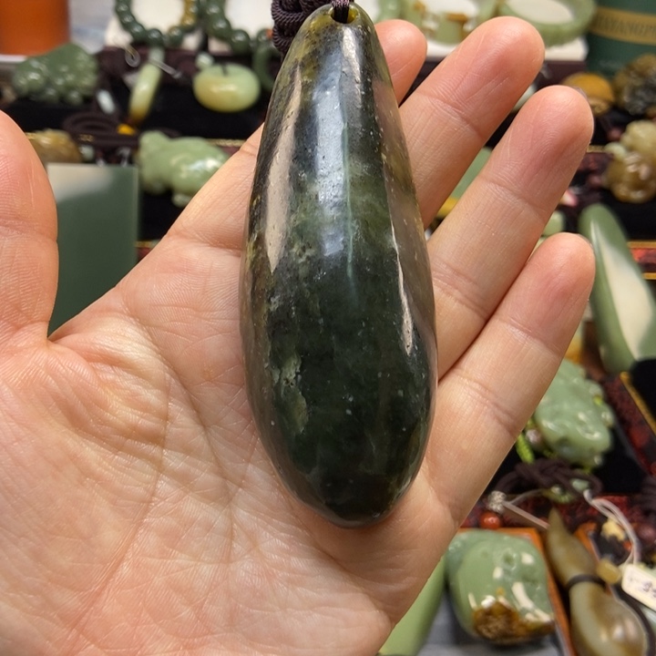 未镶嵌岫岩河磨玉（透闪石质玉）把件
