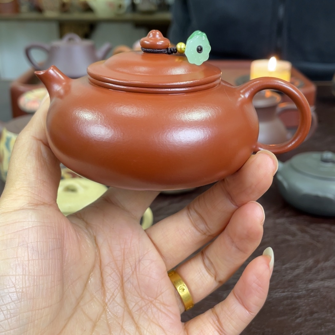 ㅤ****紫砂茶壶寒江。         