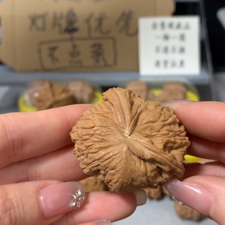 一***二吊坠文玩核桃异形单只，有瑕疵