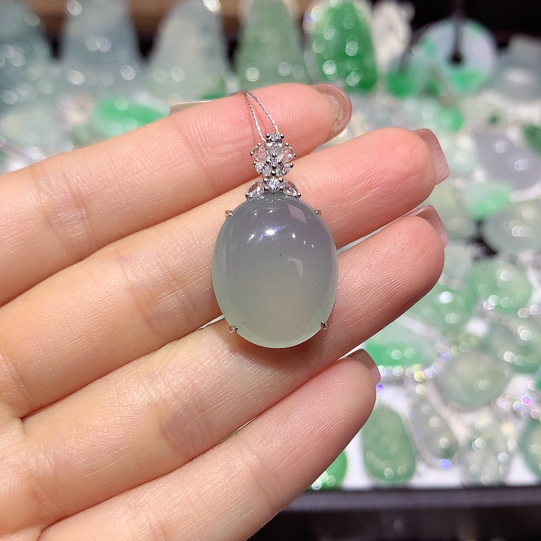 翡翠18K金镶嵌颈饰蛋