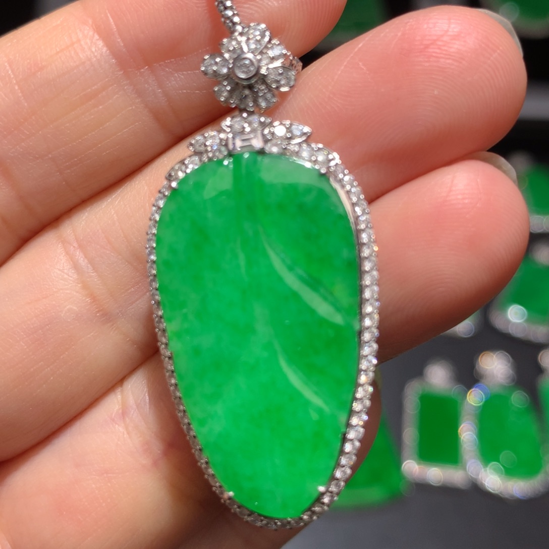 翡翠颈饰18K金镶嵌翡翠