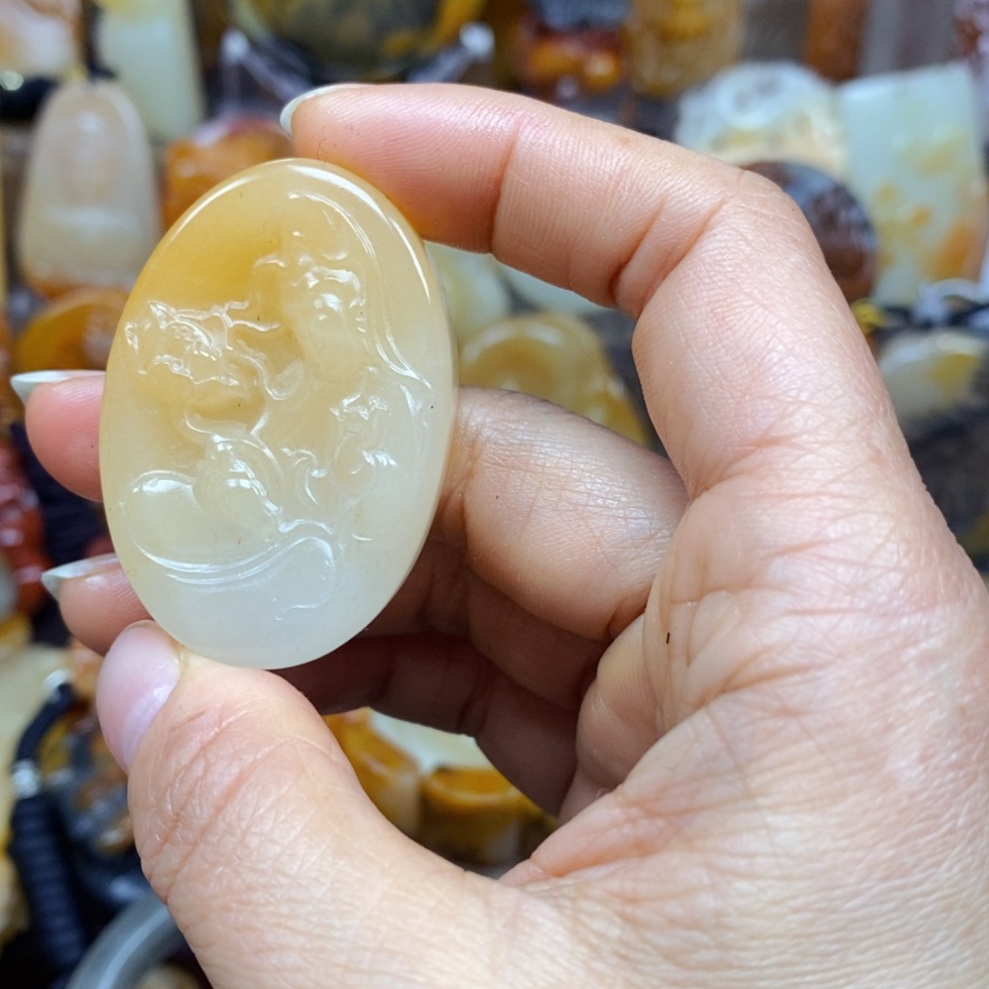 石英质玉（黄龙玉）颈饰未镶嵌