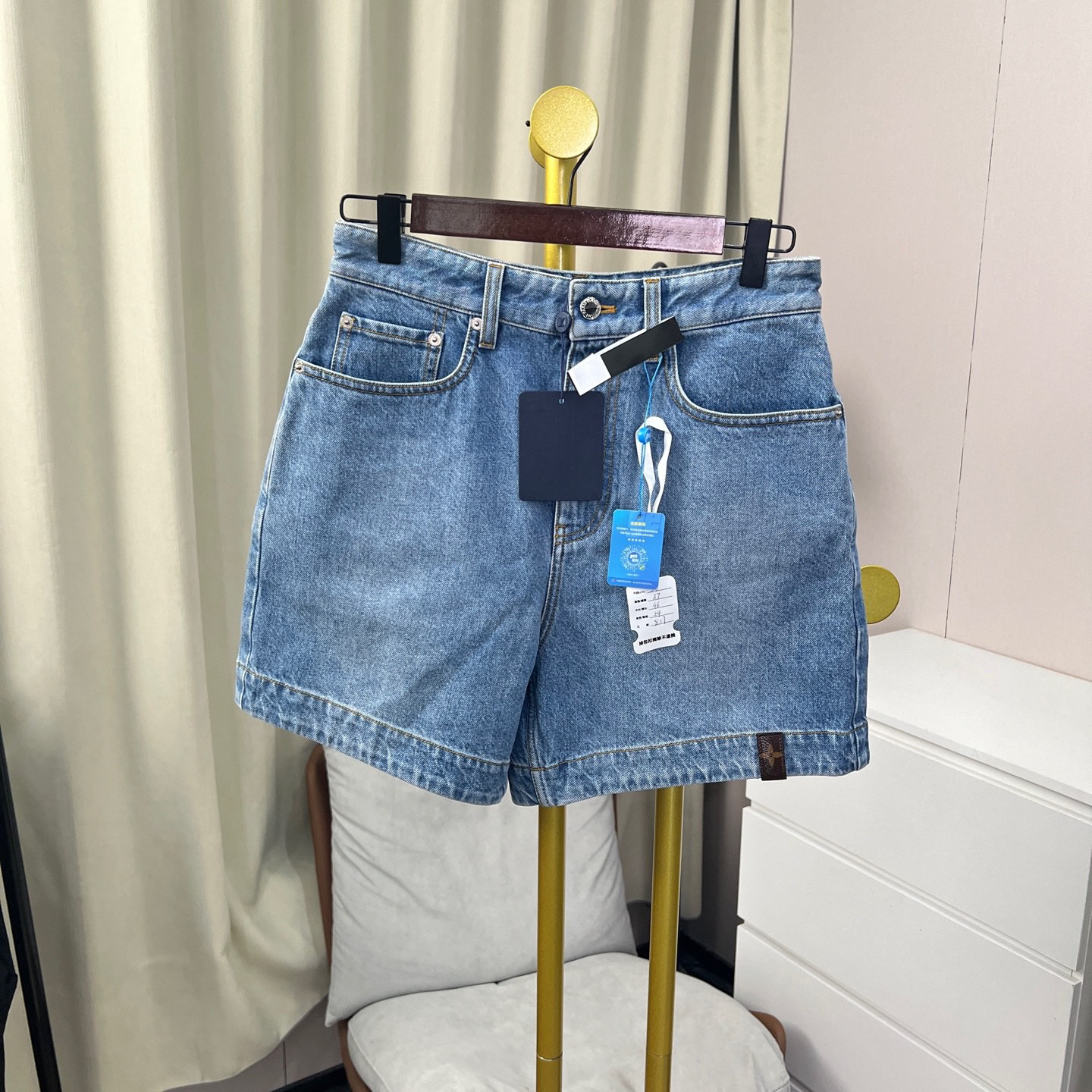 99新 LouisVuitton/路易威登 24新款蓝色皮牌短裤 38码 