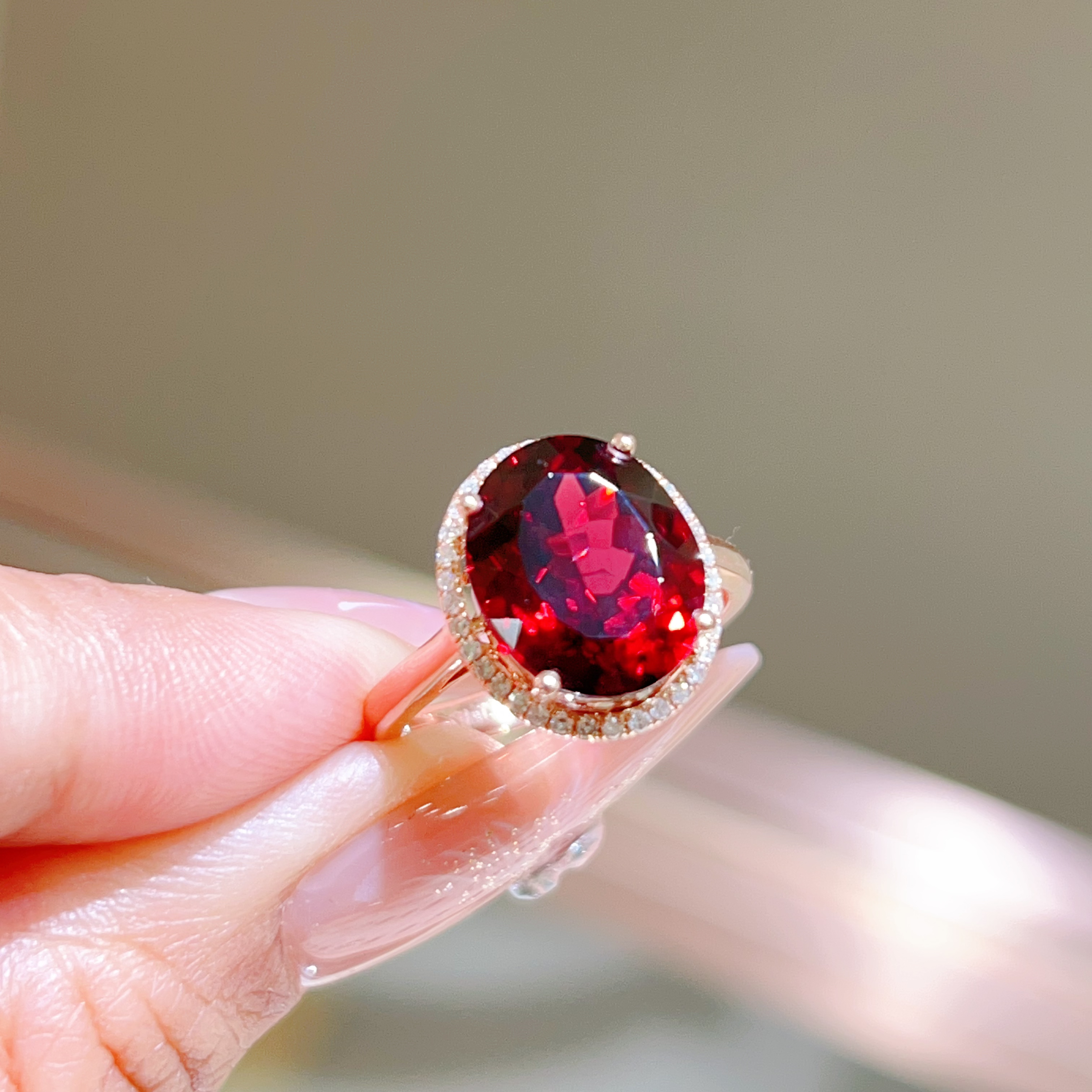 6.01ct 18k金镶嵌石榴石戒指 3500