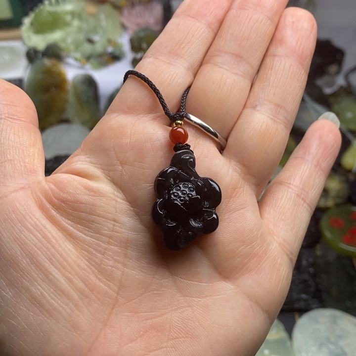 蛇纹石玉颈饰合金