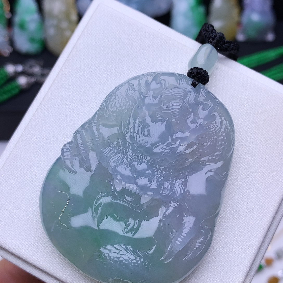 翡翠未镶嵌颈饰龙