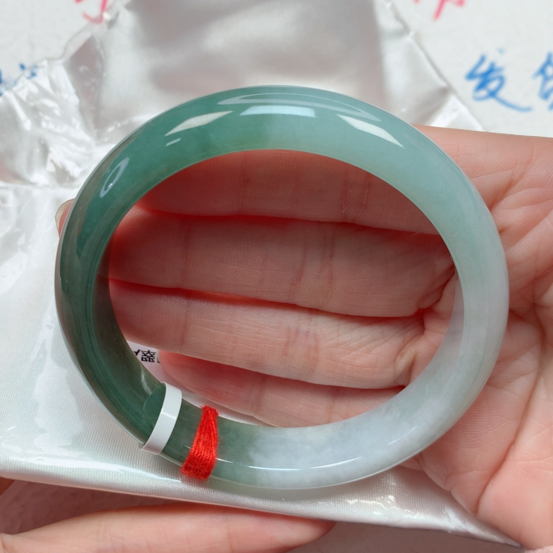 翡翠手镯未镶嵌60圈 半山水意境