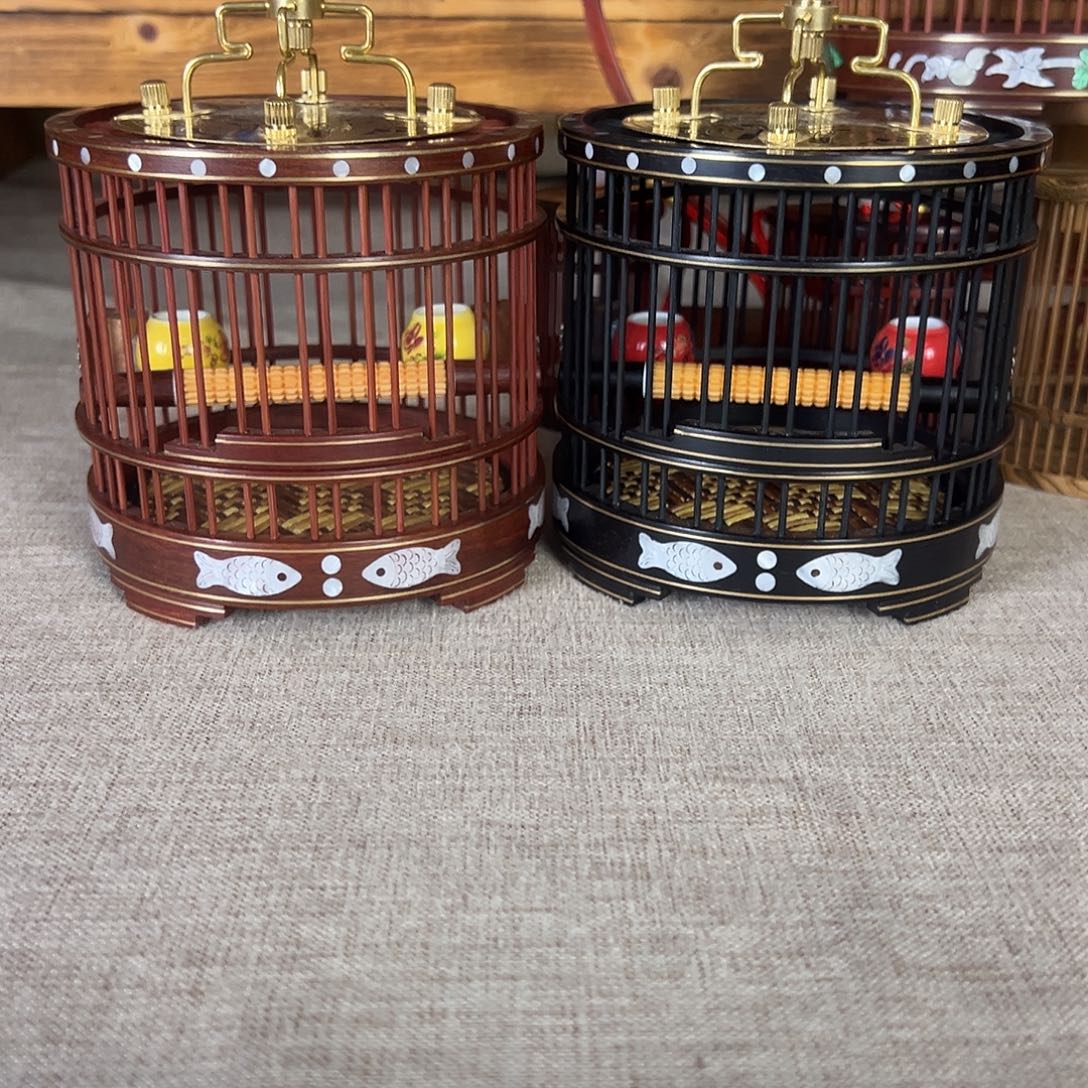 泰***彩两个镶嵌双鱼的一黑一红