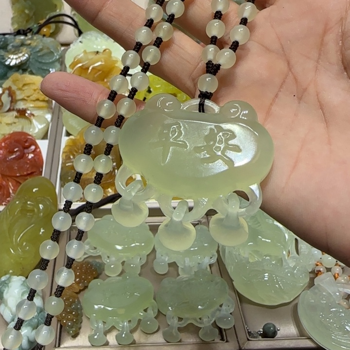 蛇纹石玉吊坠未镶嵌