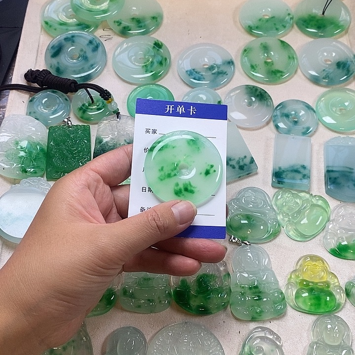 翡翠未镶嵌颈饰平安扣
