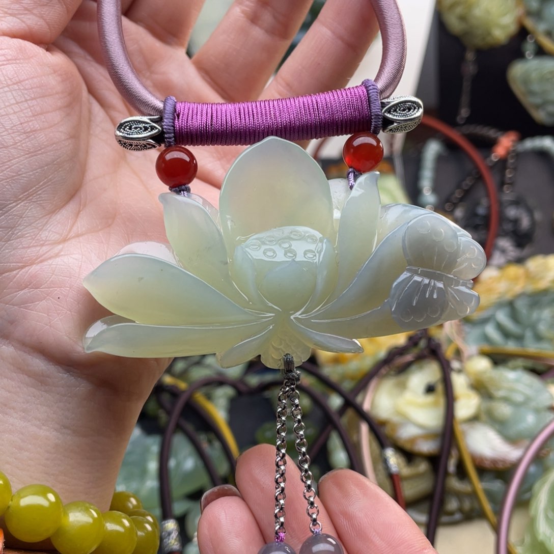 蛇纹石玉颈饰未镶嵌花**舞