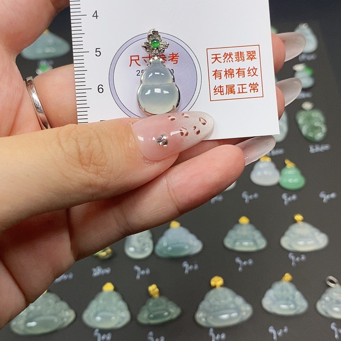 T***）翡翠18K金镶嵌颈饰