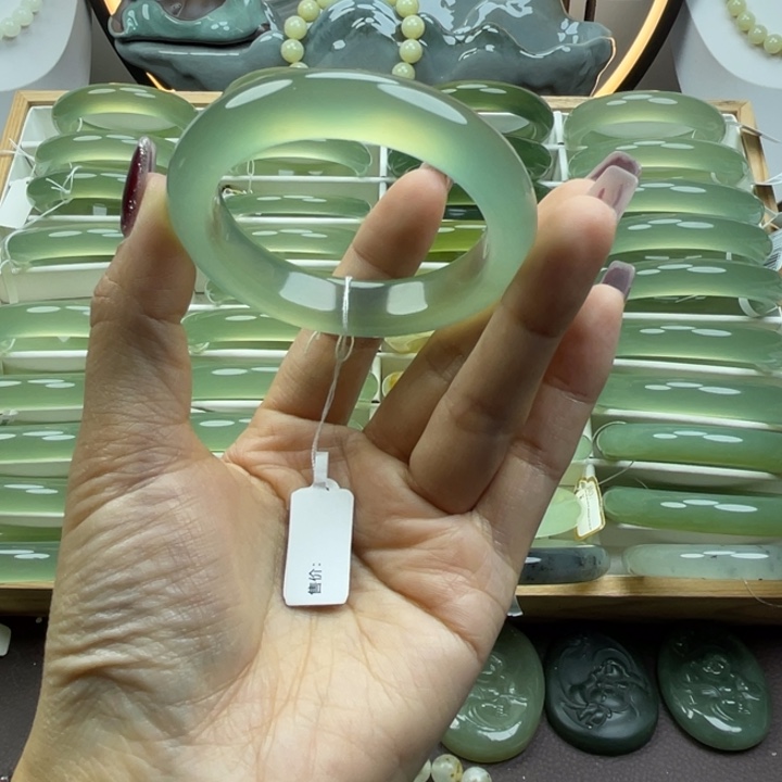 布***丁岫玉未镶嵌手镯岫玉