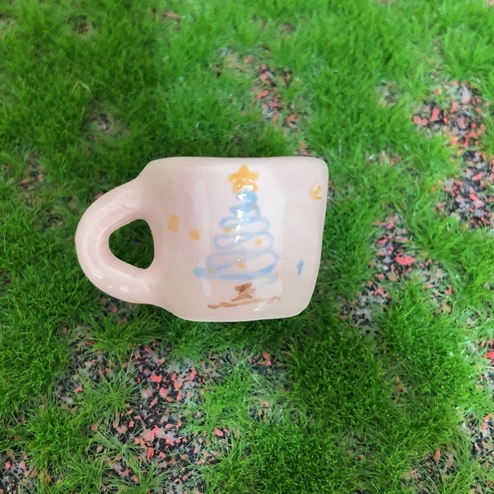 1个花盆粉色圣诞树