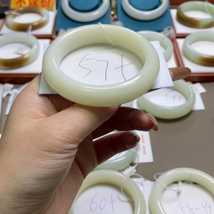 和田玉未镶嵌手镯