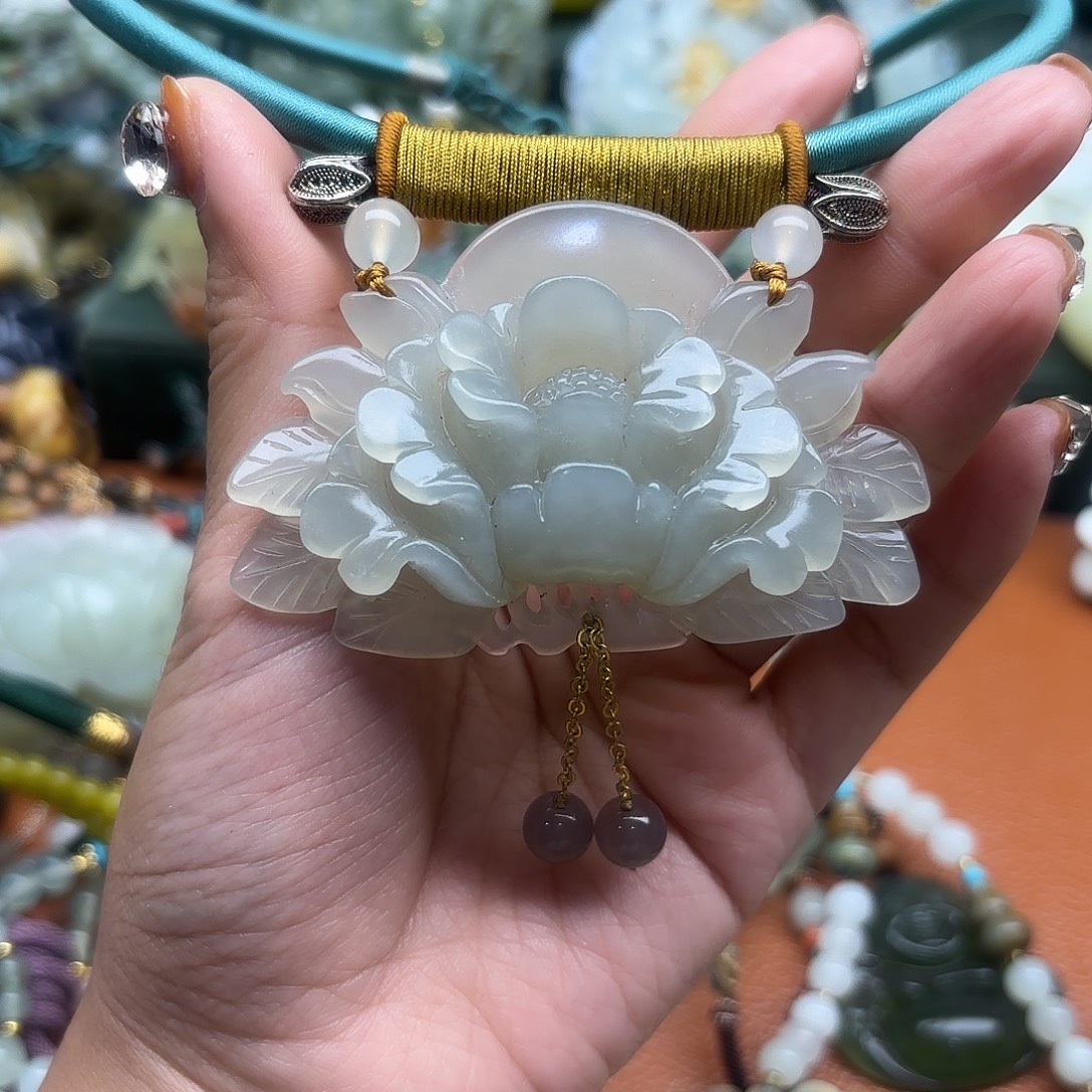 蛇纹石玉未镶嵌吊坠