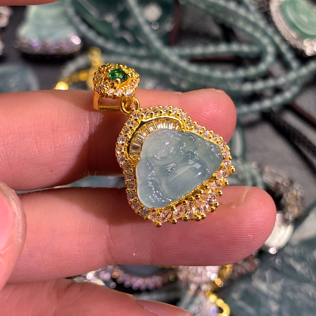 翡翠颈饰未镶嵌佛公