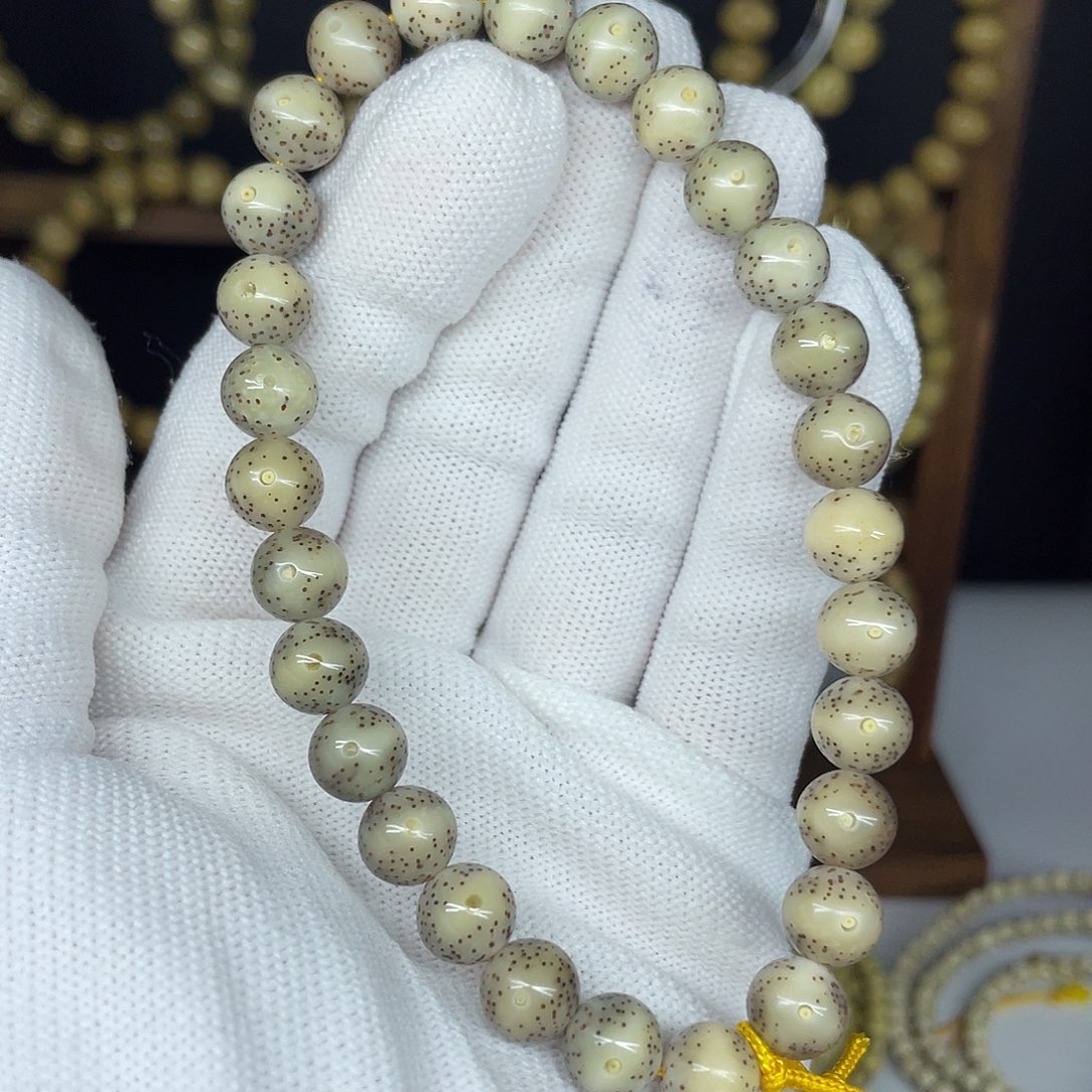 吊坠星月菩提9圆珠，月侧贯穿