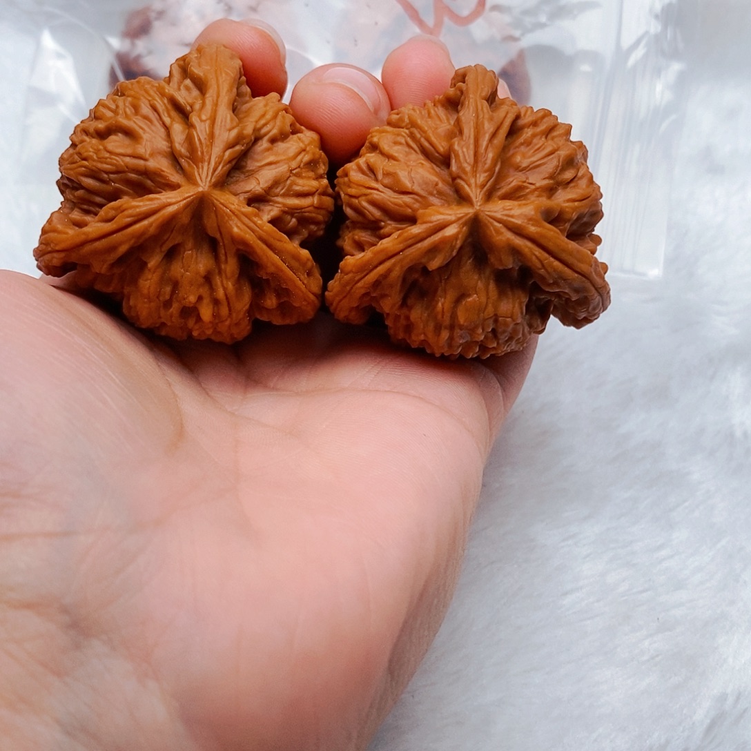 五***。文玩核桃吊坠三棱