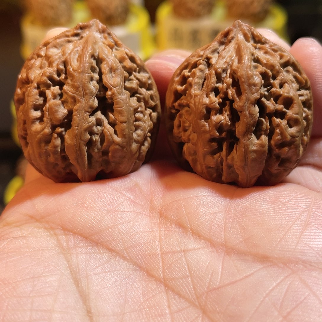 文玩核桃吊坠绣球