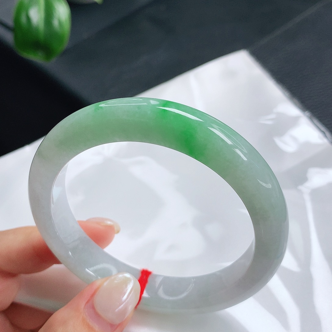 未镶嵌手镯翡翠飘阳绿