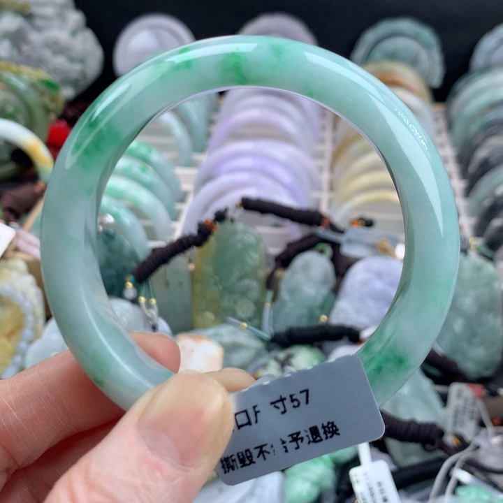 翡翠手镯未镶嵌暖**阳吊坠