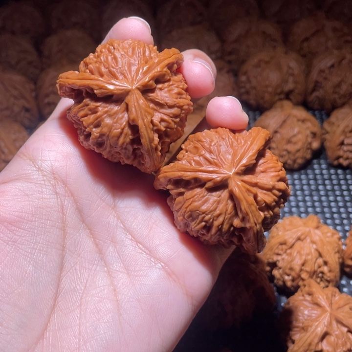 l***6桃核吊坠小妹三棱