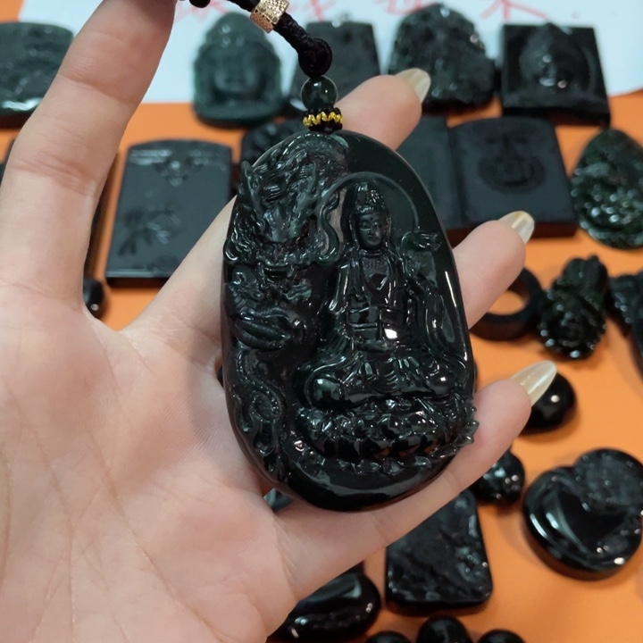 翡翠颈饰未镶嵌心*