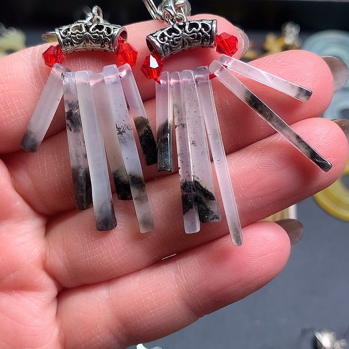 未镶嵌蛇纹石玉耳饰