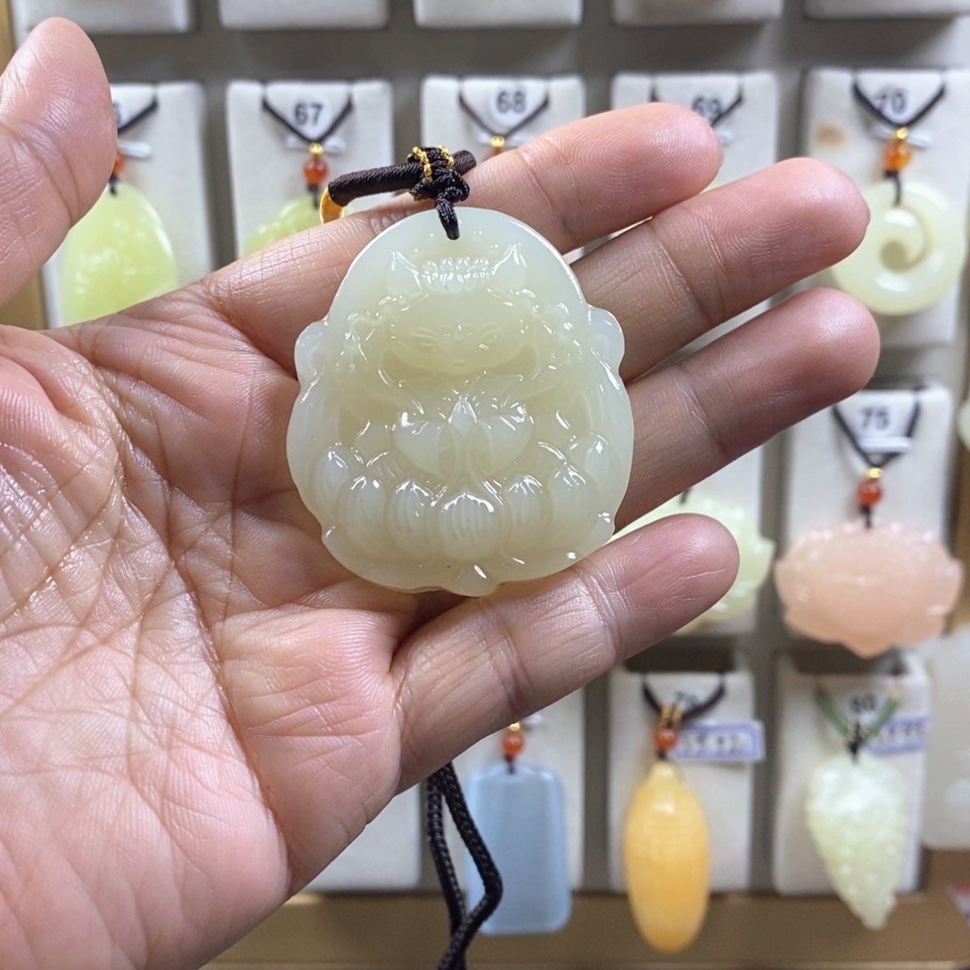 颈饰未镶嵌石英质玉（金丝玉）白*