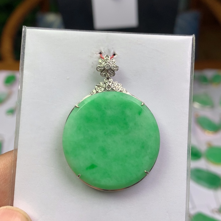 翡翠18K金镶嵌颈饰