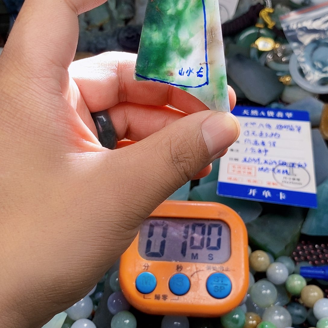 颈饰未镶嵌翡翠还**！翡翠