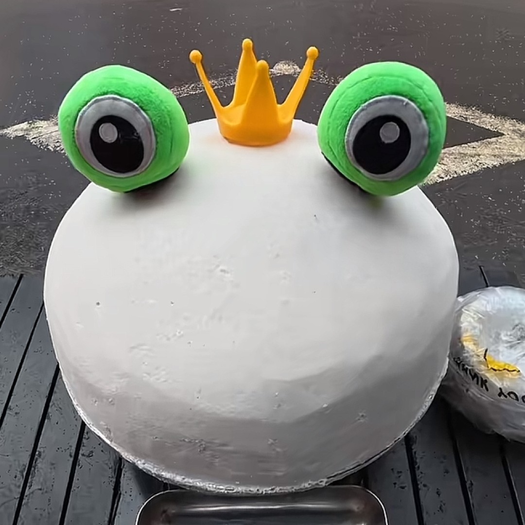 青蛙眼睛摆摊装饰头盔皇冠小配件个性创意盐焗鹌鹑蛋招牌可爱配饰