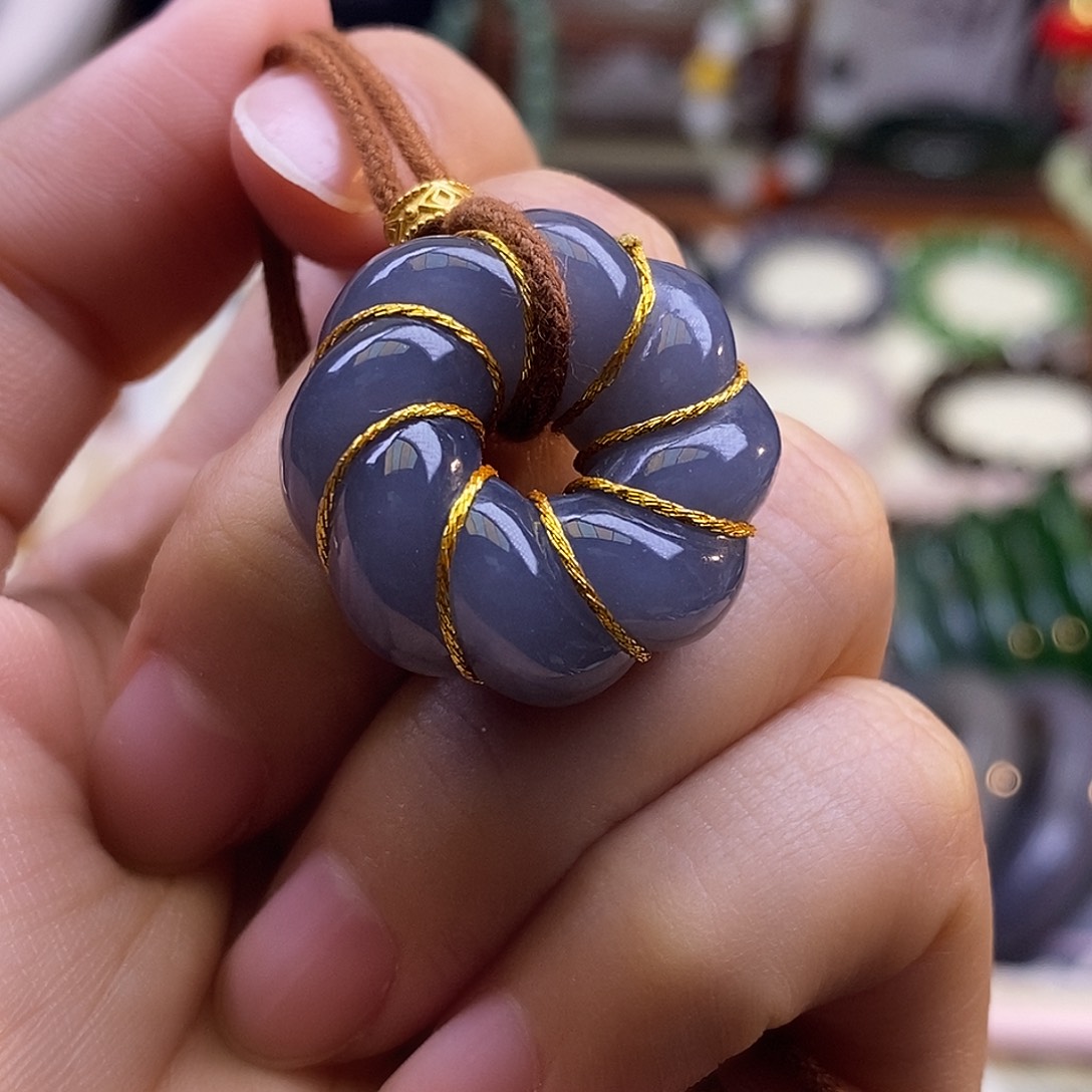 颈饰未镶嵌和田玉毕业级老坑料浓烟紫麻花扣子吊坠