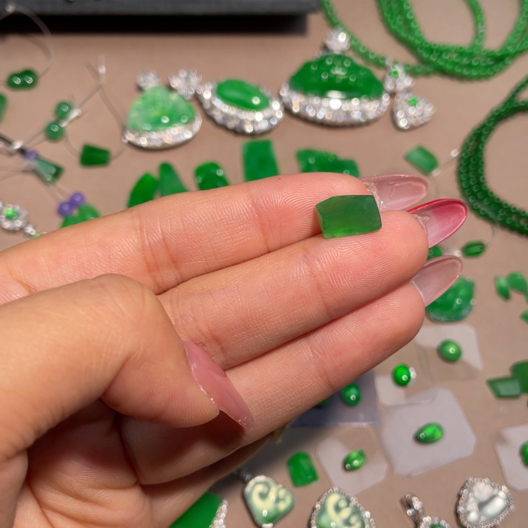 翡翠未镶嵌颈饰翡翠