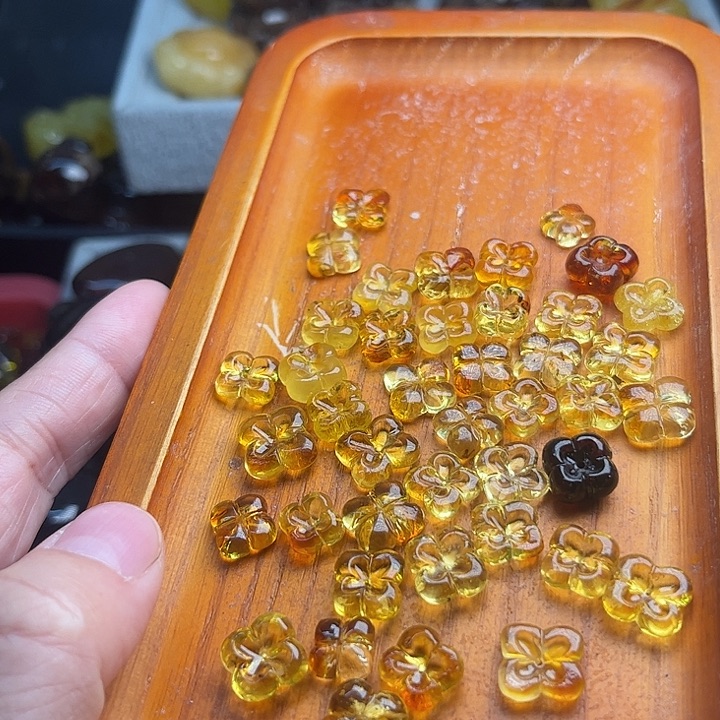 琥珀未镶嵌颈饰花