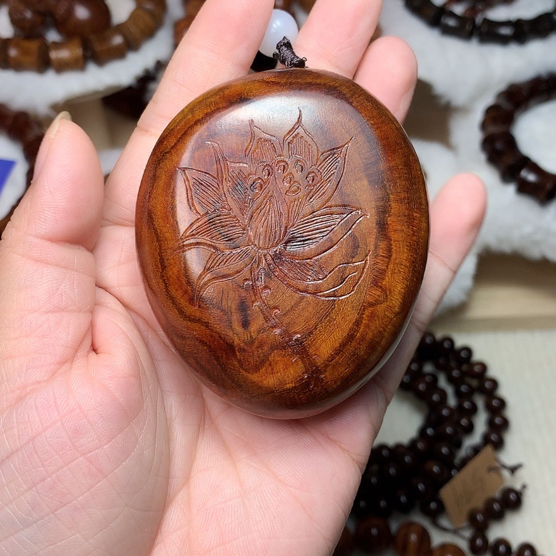 黄花梨/降香黄檀手串/手链海黄老干料莲花雕刻手把件