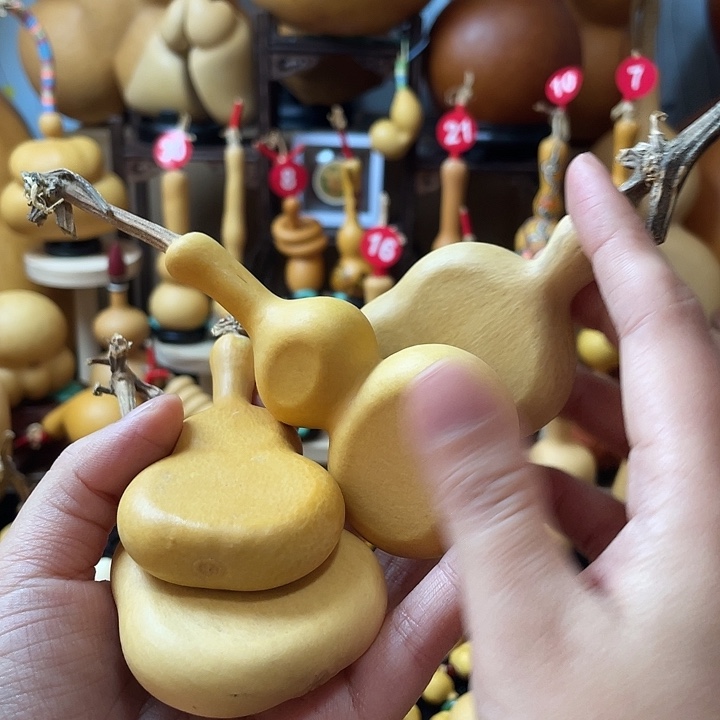 是***呀葫芦丝老师在讲台前讲