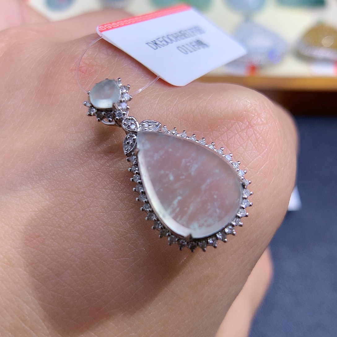 翡翠颈饰18K金镶嵌无事牌