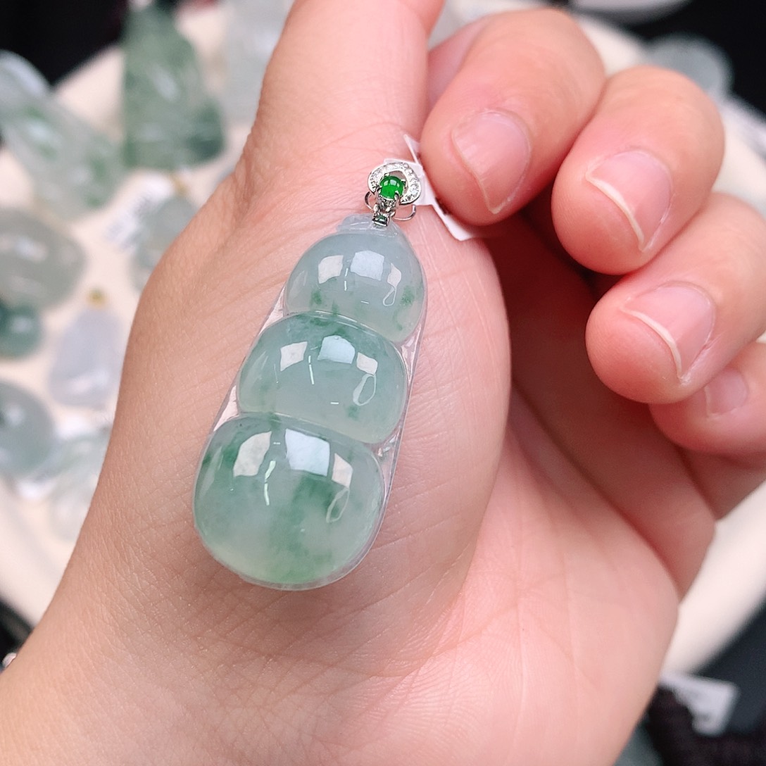 翡翠颈饰18K金镶嵌冰胶飘绿大豆子35*17.5*8.2