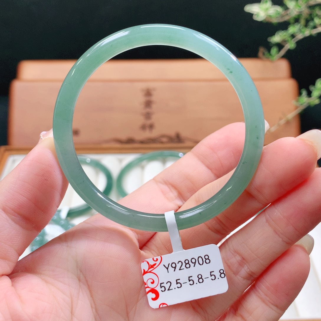 翡翠手镯未镶嵌天然