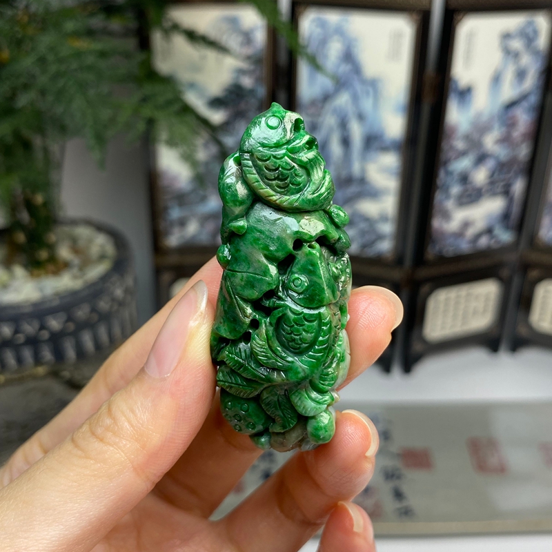 毛货 俏色鱼戏荷花满色年年有余吊坠 天然翡翠A货 