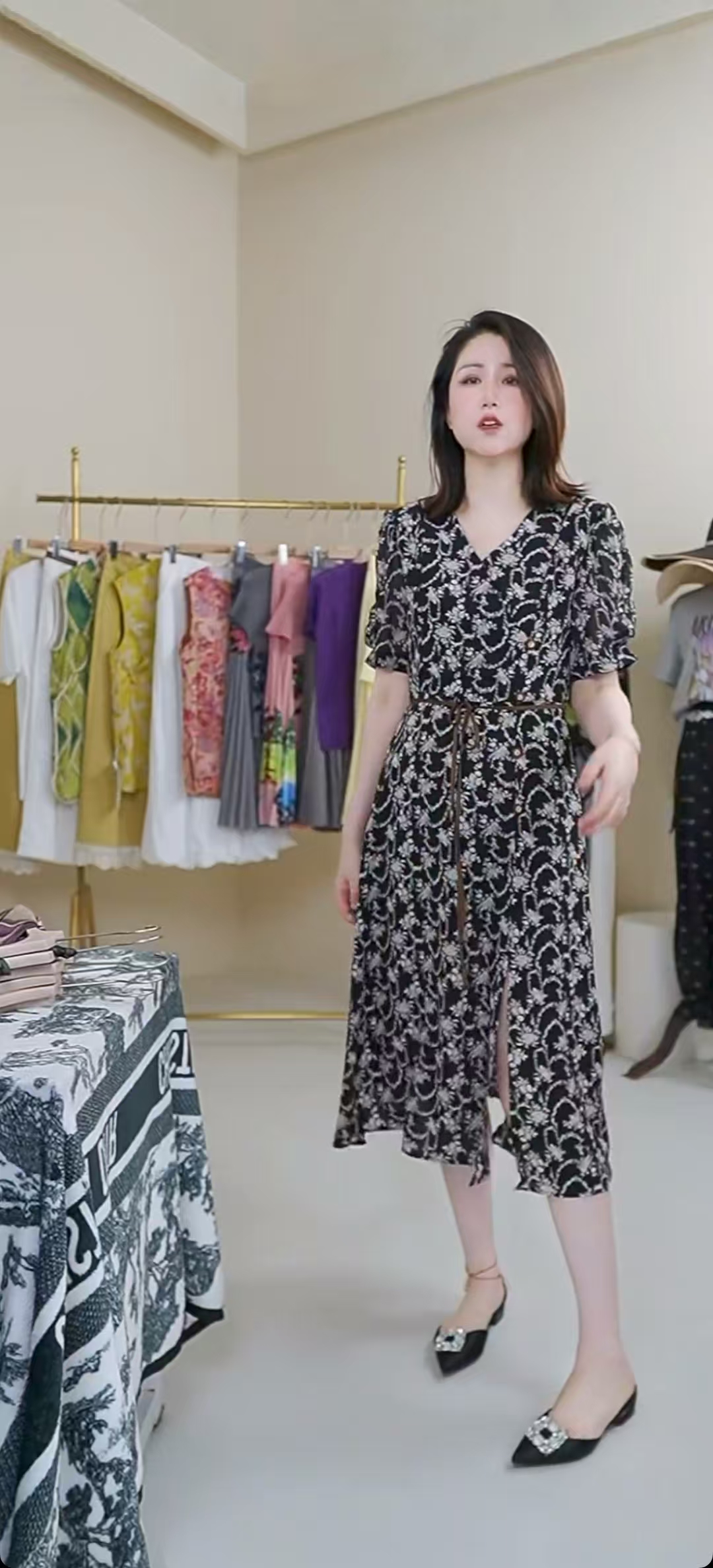 A25258法式碎花连衣裙轻奢风女夏季2025新款收腰气质V领裙子