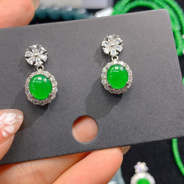 翡翠耳饰未镶嵌翡翠