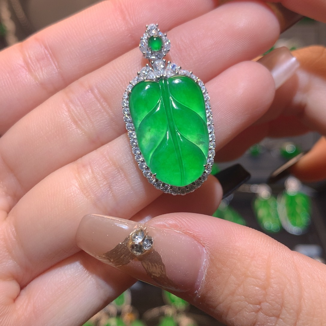 翡翠颈饰18K金镶嵌叶子